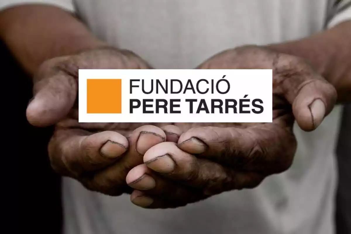 Mans sostenint el logotip de Fundació Pere Tarrés
