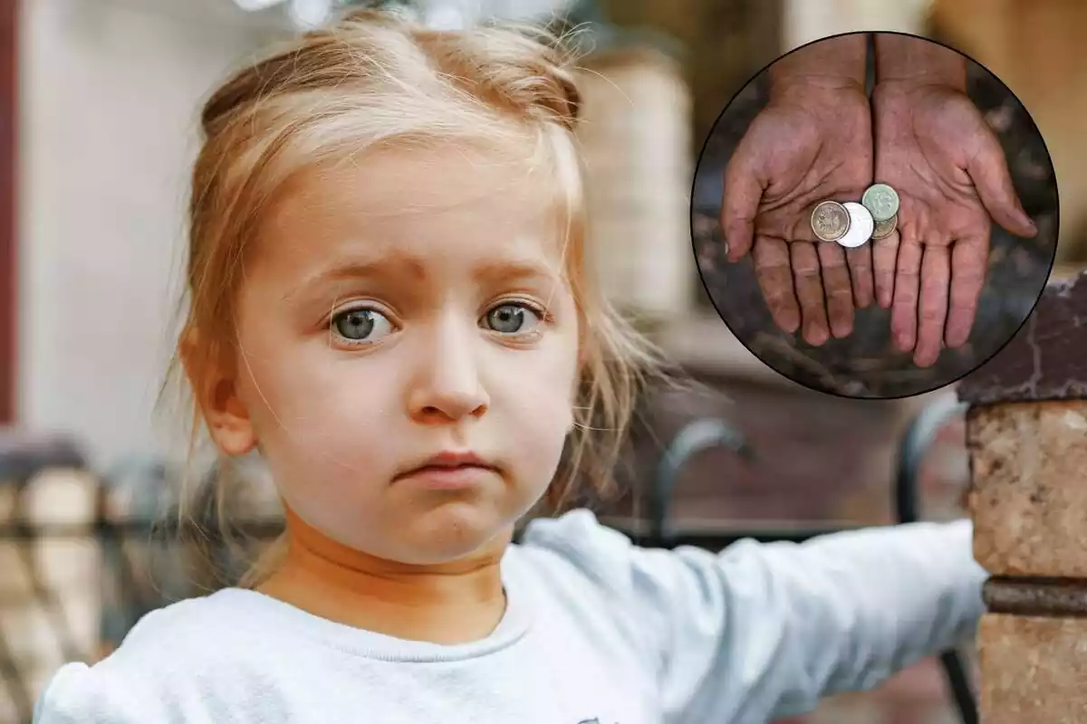 Nena trista al costat d'unes mans amb unes monedes