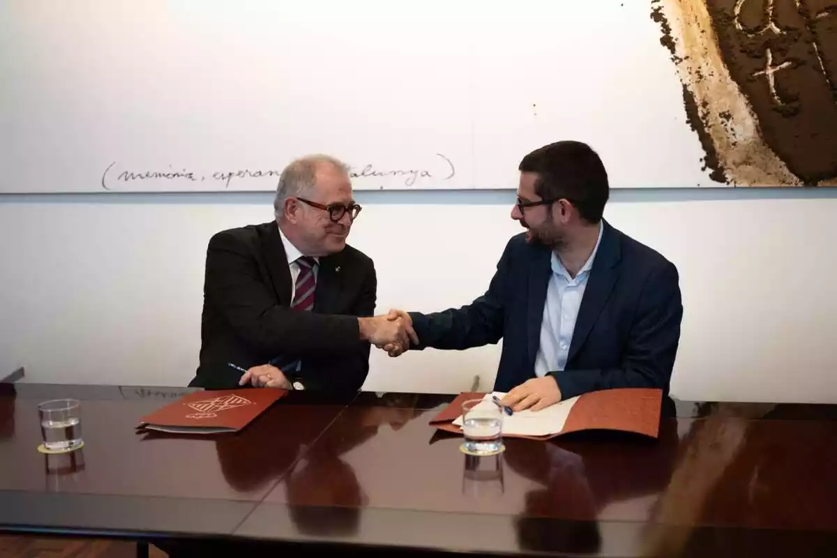 El tinent d'alcalde d'Economia, Jordi Valls, i el portaveu d'ERC, Jordi Castellana, signen el pacte per al pressupost del 2024