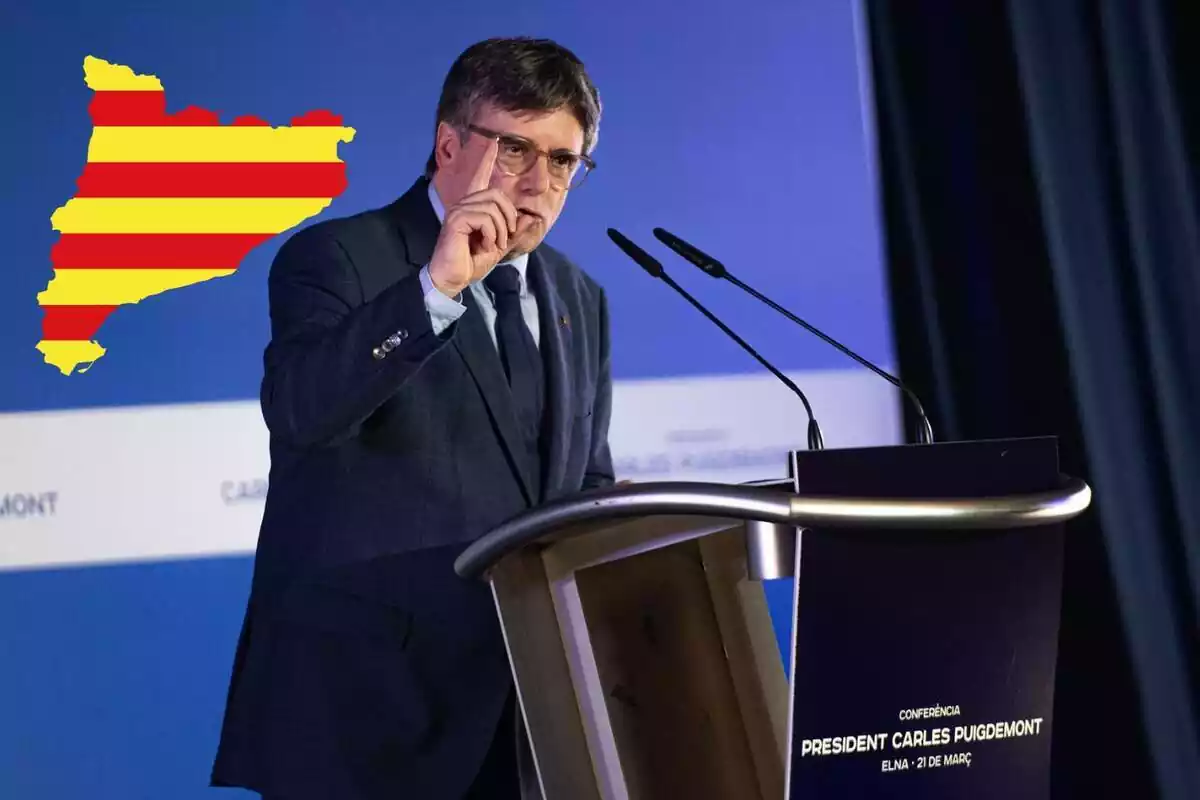 Carles Puigdemont amb una imatge de Catalunya
