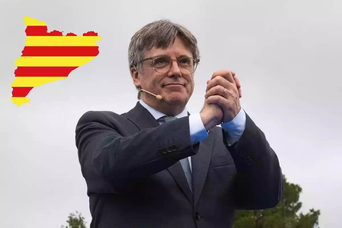 Carles Puigdemont amb una imatge de Catalunya
