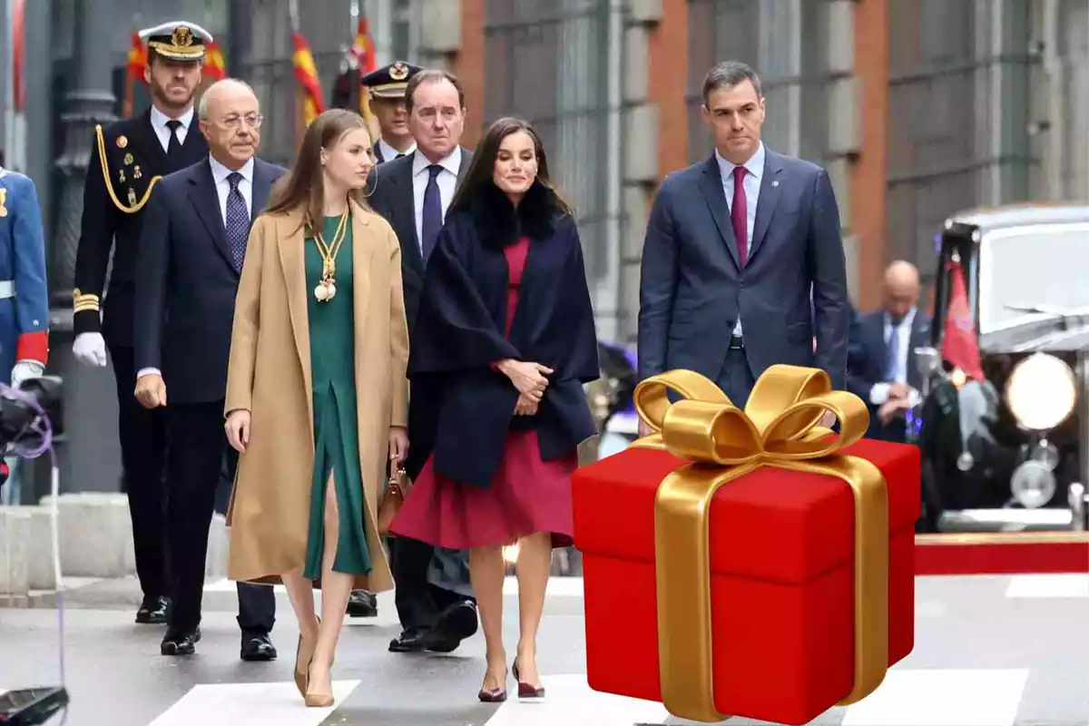 Fotomuntatge de Pedro Sánchez amb la Reina Letizia, la Princesa Leonor i un regal