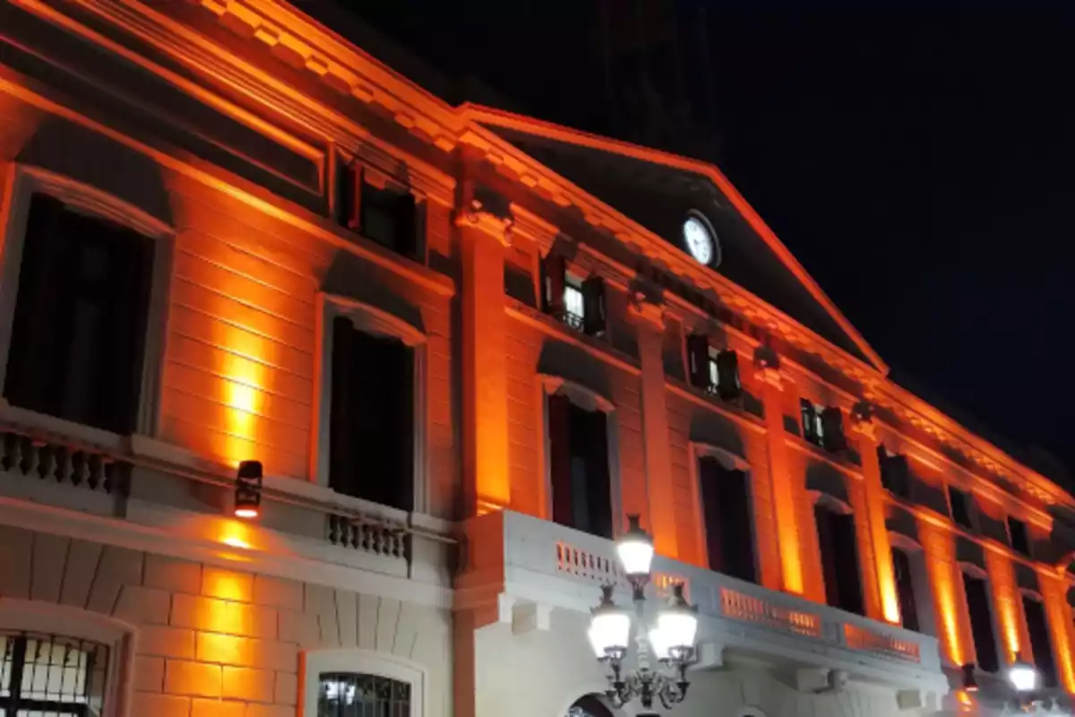 Ajuntament de Sabadell amb la façana de color taronja