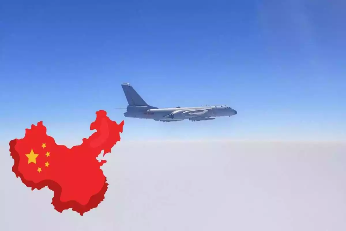 Fotomuntatge d´un avió de la Força Aèria Xina amb una bandera de la Xina