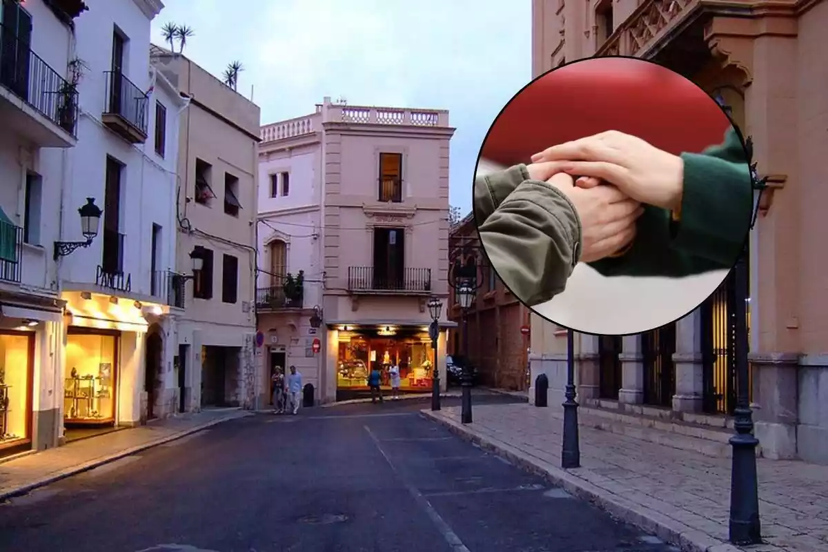 Carrer de Sitges juntament amb una imatge de dues mans juntes