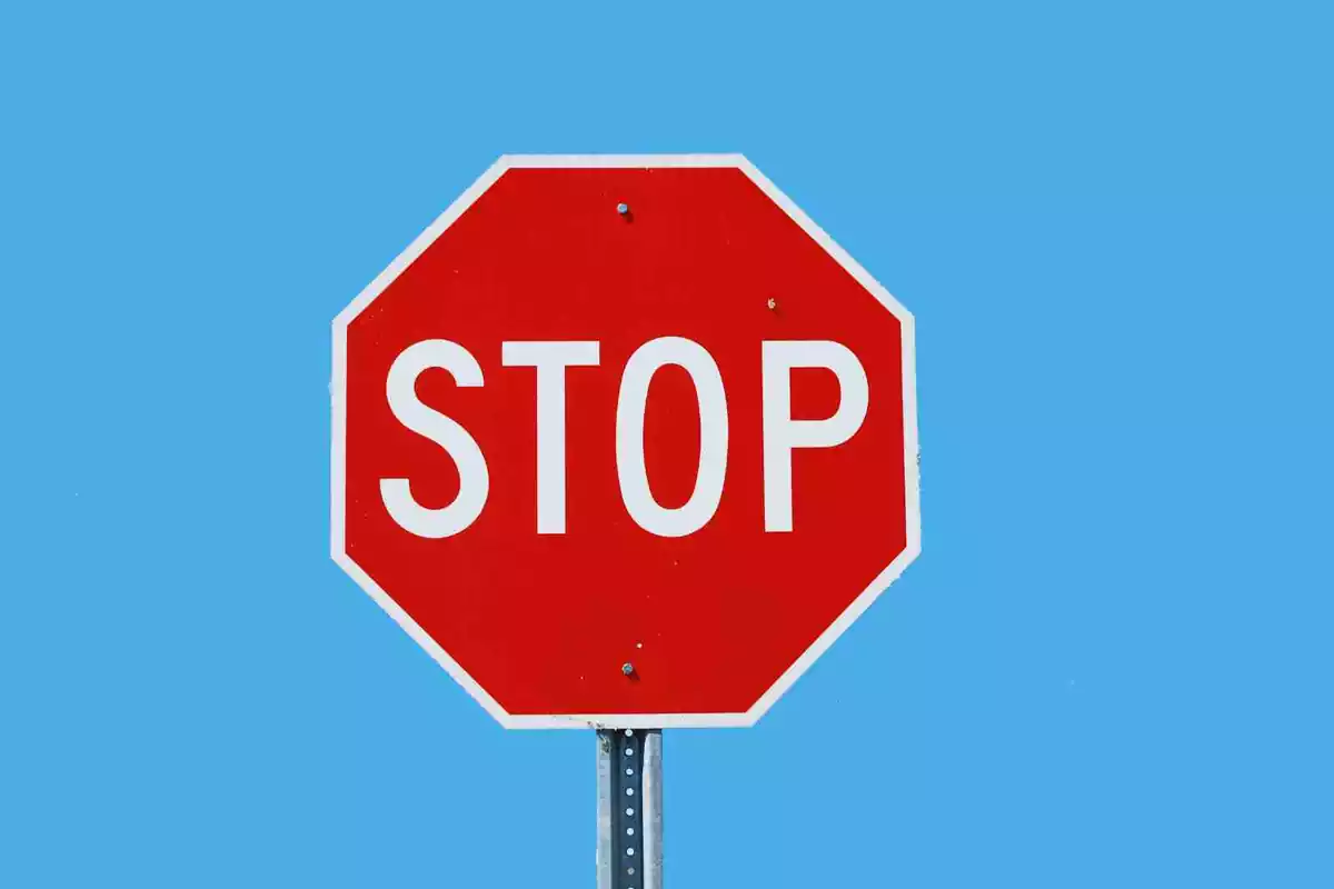 Una imatge d'un senyal de STOP