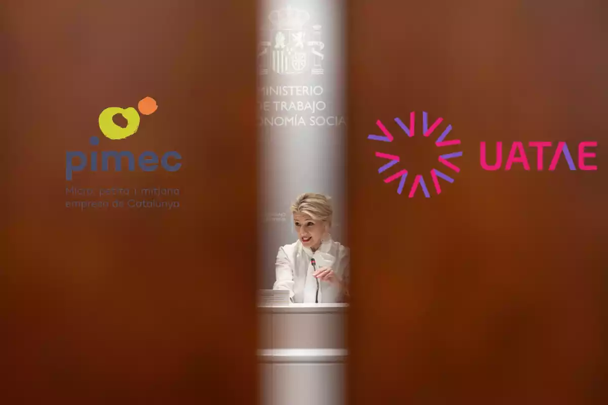 Yolanda Díaz envoltada pels logos de Pimec i Uatae