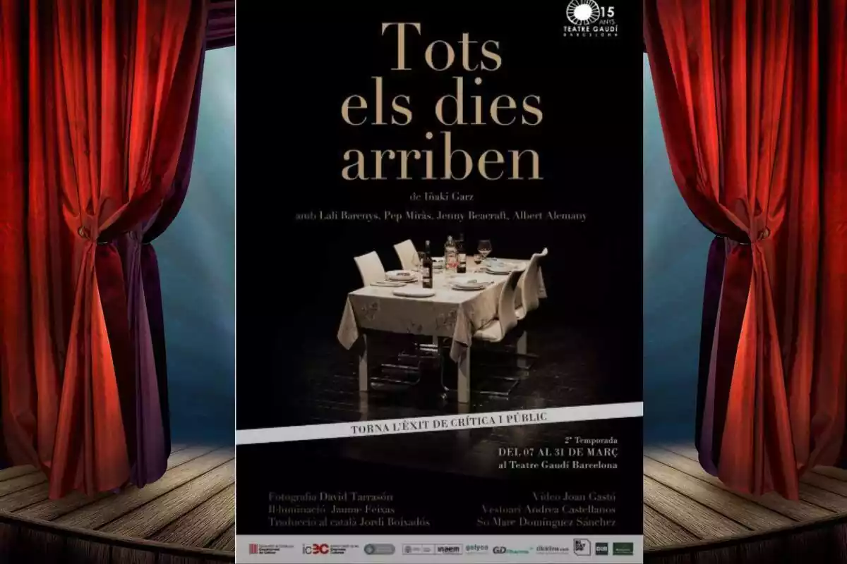 Un teatre amb el cartell de l'obra 'Tots els dies arribin'