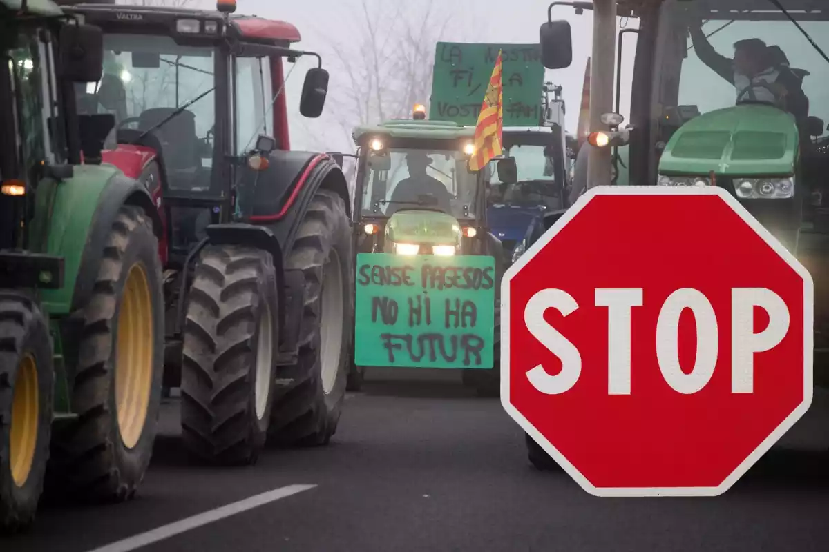 Tractorada protestant amb un cartell de Stop