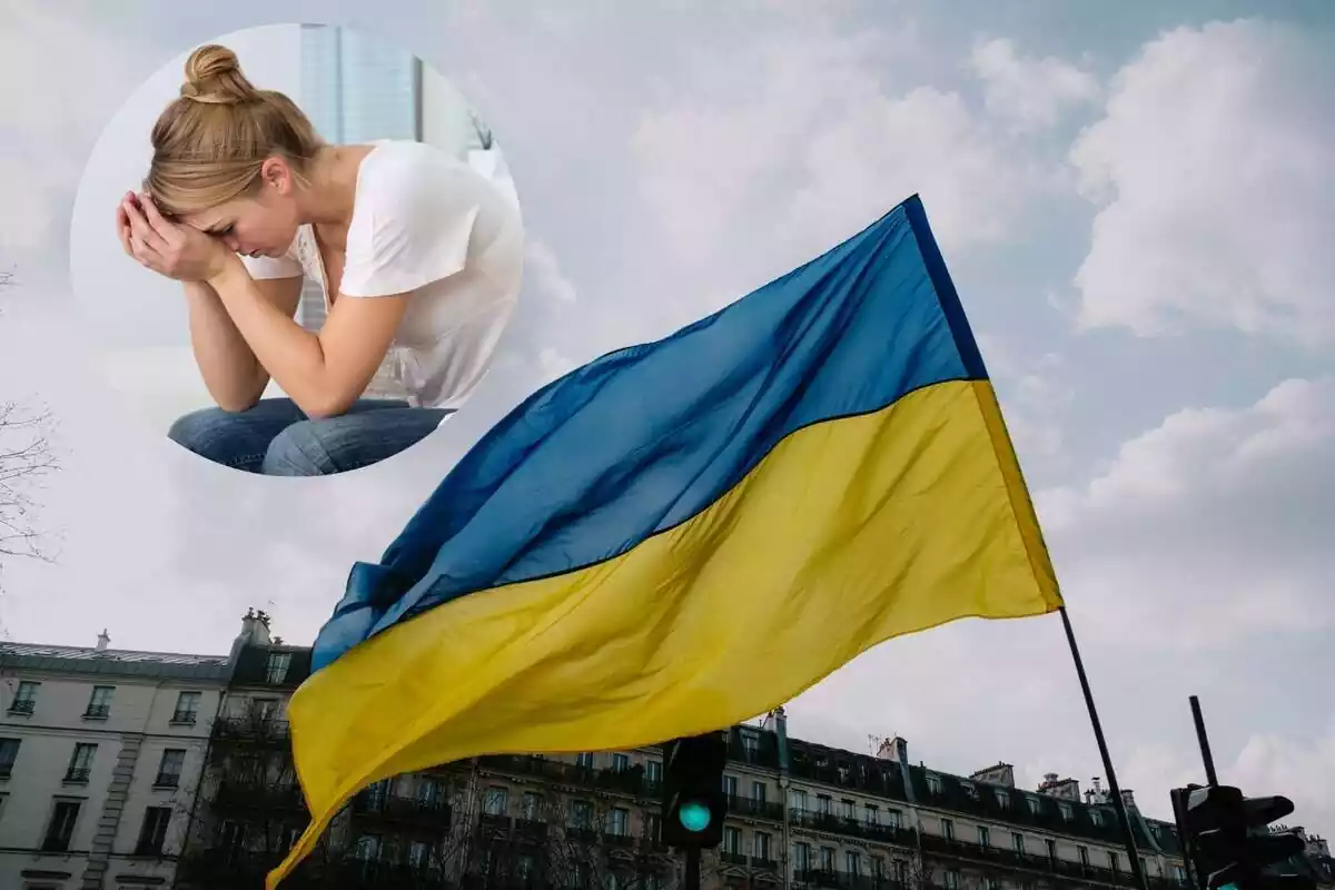 Un fotomuntatge d?una bandera d?Ucraïna amb una dona estressada de fons