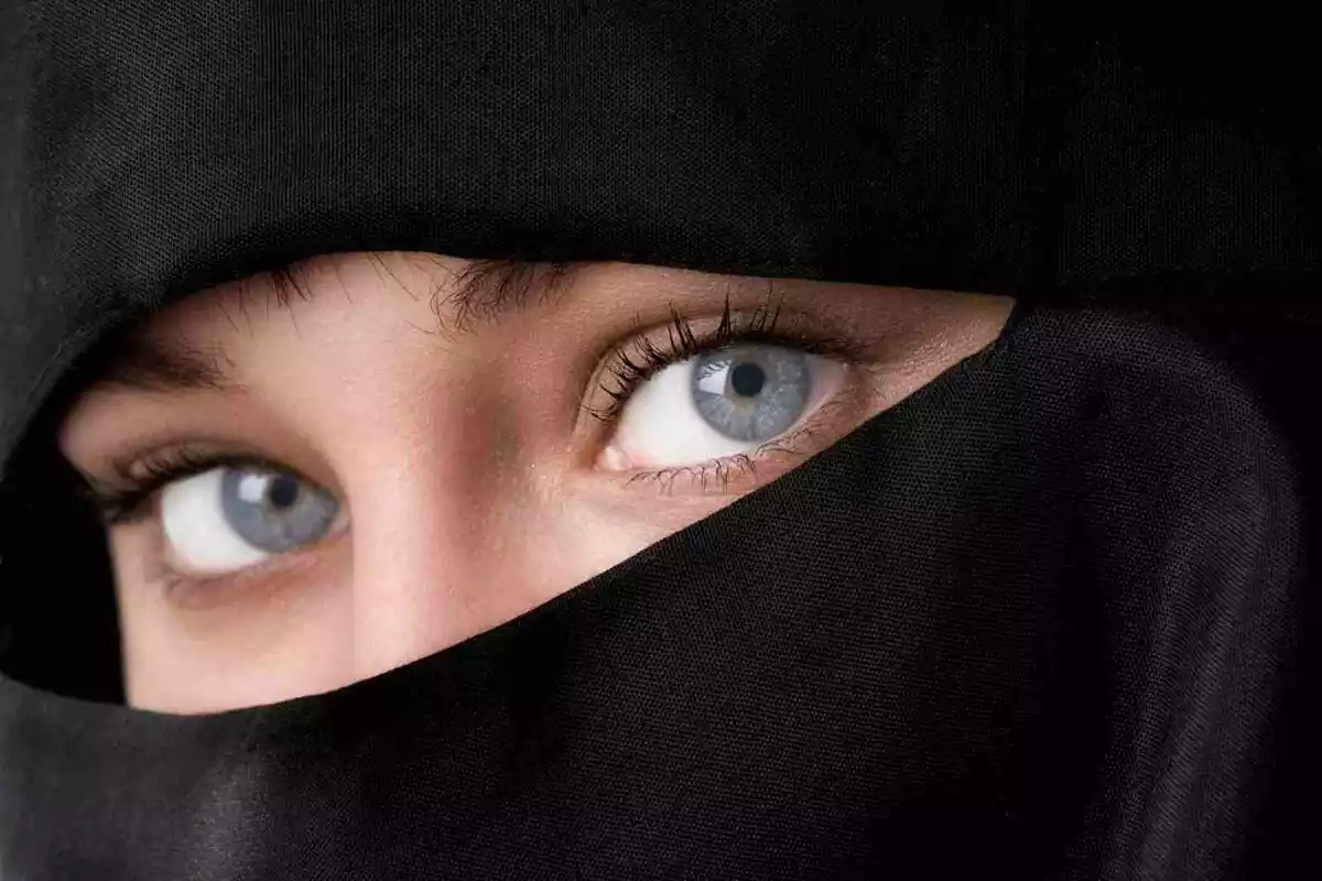 Una dona amb un niqab a França