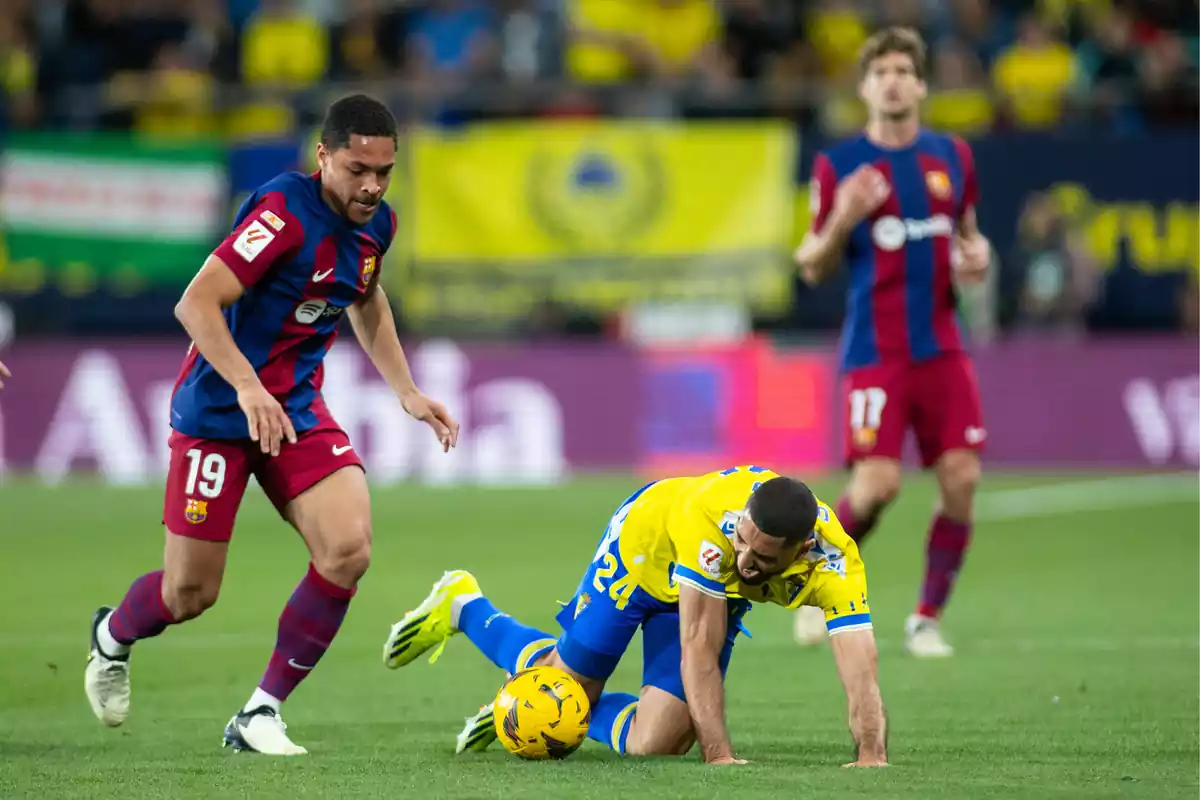 Vitor Roque jugant amb el Barça