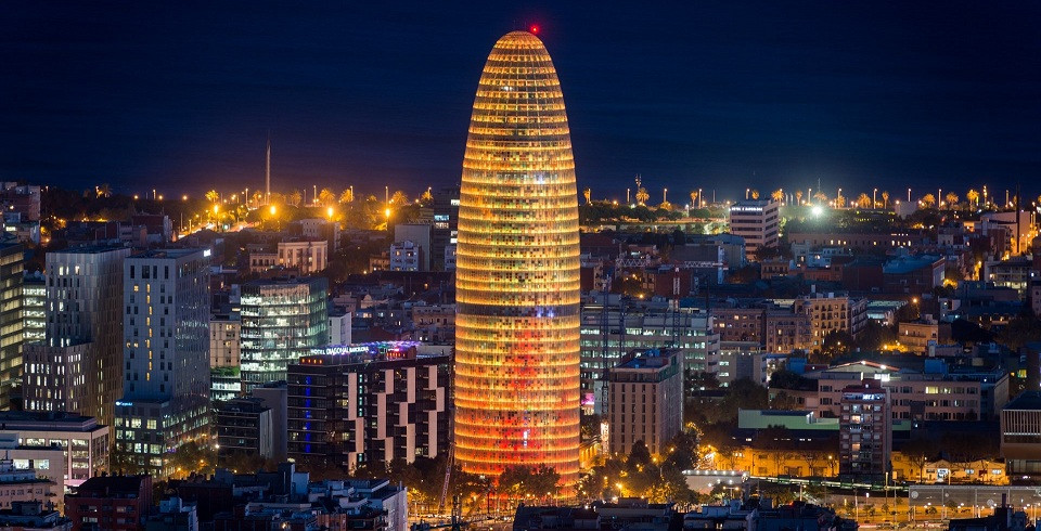 Torre agbar noche