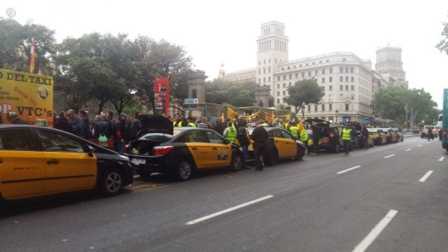 HuelgadetaxisenBarcelonaPlazaCatalunya 1 2