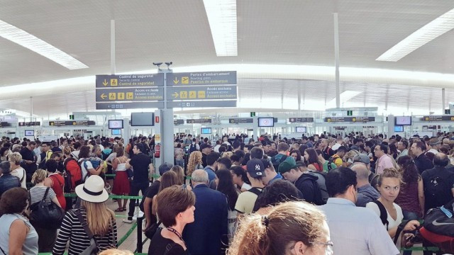 Colas Control Aeropuerto El Prat Barcelona 1