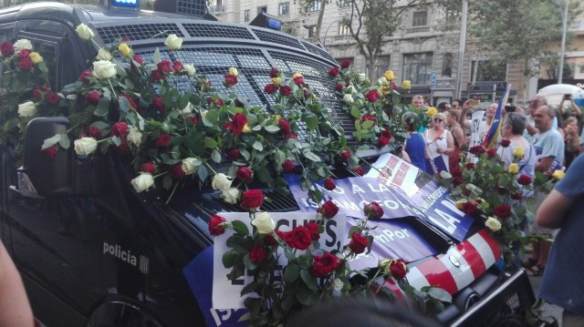 Mossosfloresmanifestacionbarcelona 1