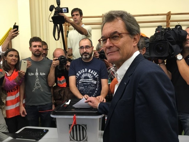 Artur mas vota referendum 1 1 2