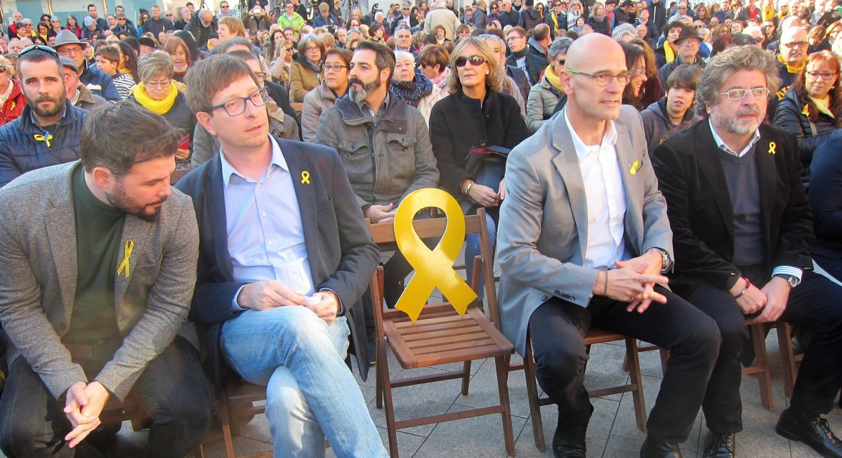 G.Rufián, Carles Mundó, silla de O.Junqueras, Raül Romeva, Toni Castellà (ERC)