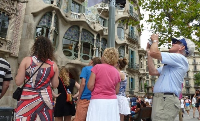 Turistas barcelona gaudi