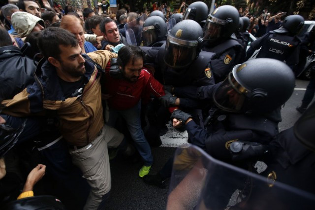 Policia colegio ramon llull bcn emilio morenatti