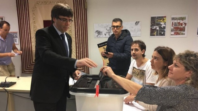 Puigdemont voto referendum urna 1O 1