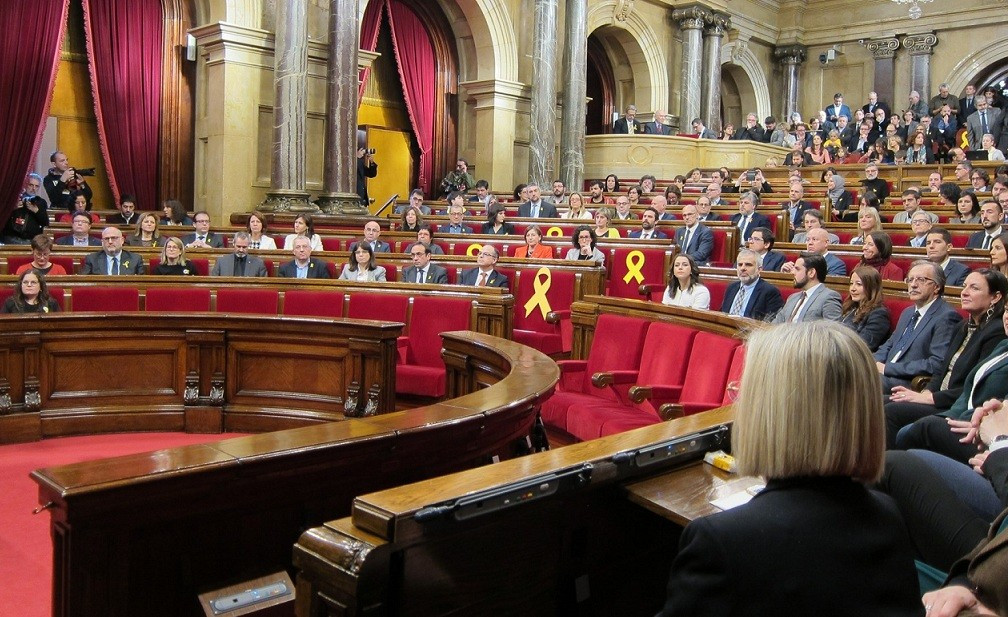 Parlament de catalunya lazos amarillos