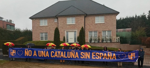 PancartatabarnesafrentealamansindePuigdemont