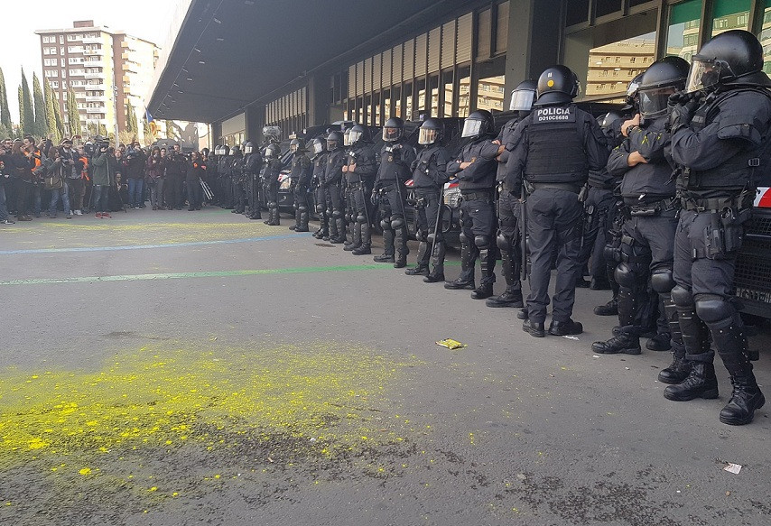 Mossos sants pintura amarilla 27032018