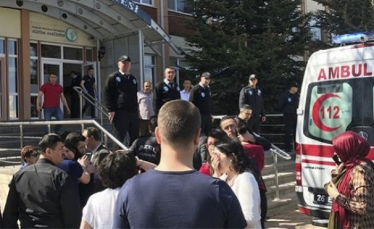 Un investigador mata a trets quatre persones en una universitat de Turquia