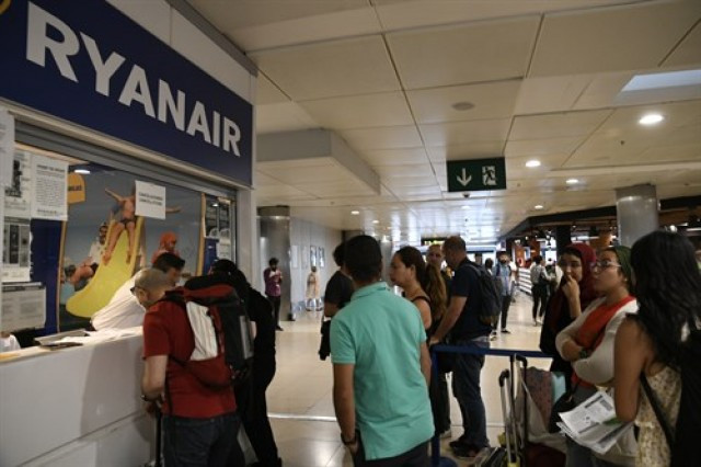 Cola pasajeros aeropuerto ryanair 27072018