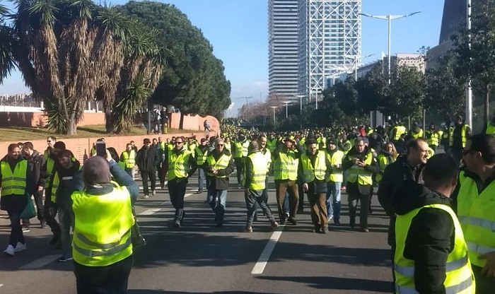 Taxistas bloquean Ronda Litoral