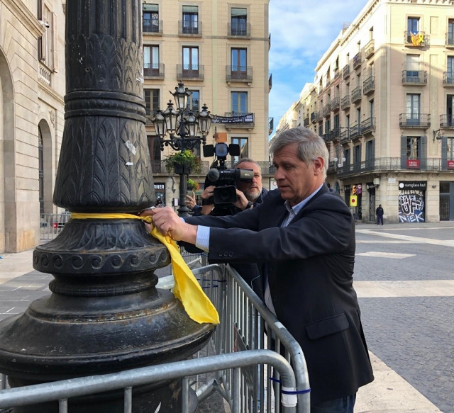 Alberto Fernndez corta un lazo amarillo en la plaza Sant Jaume