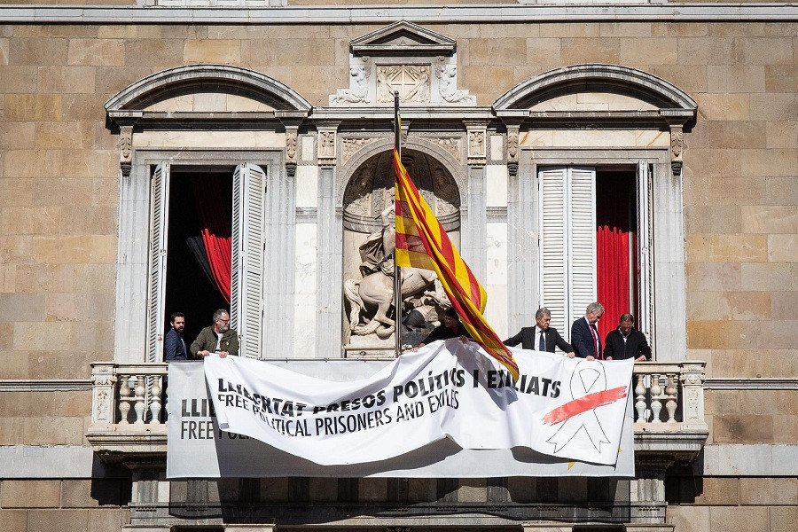 Retirada de pancarta en el palau de la generalitat