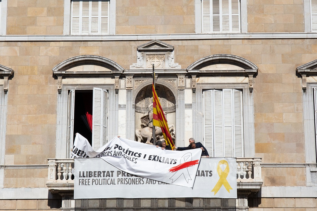 Fiscalía pancarta lazos