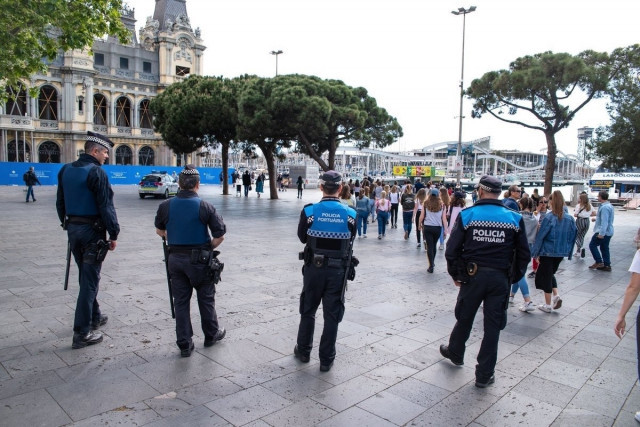 Operativo de la Guardia Urbana y la Polica Portuaria contra el top manta