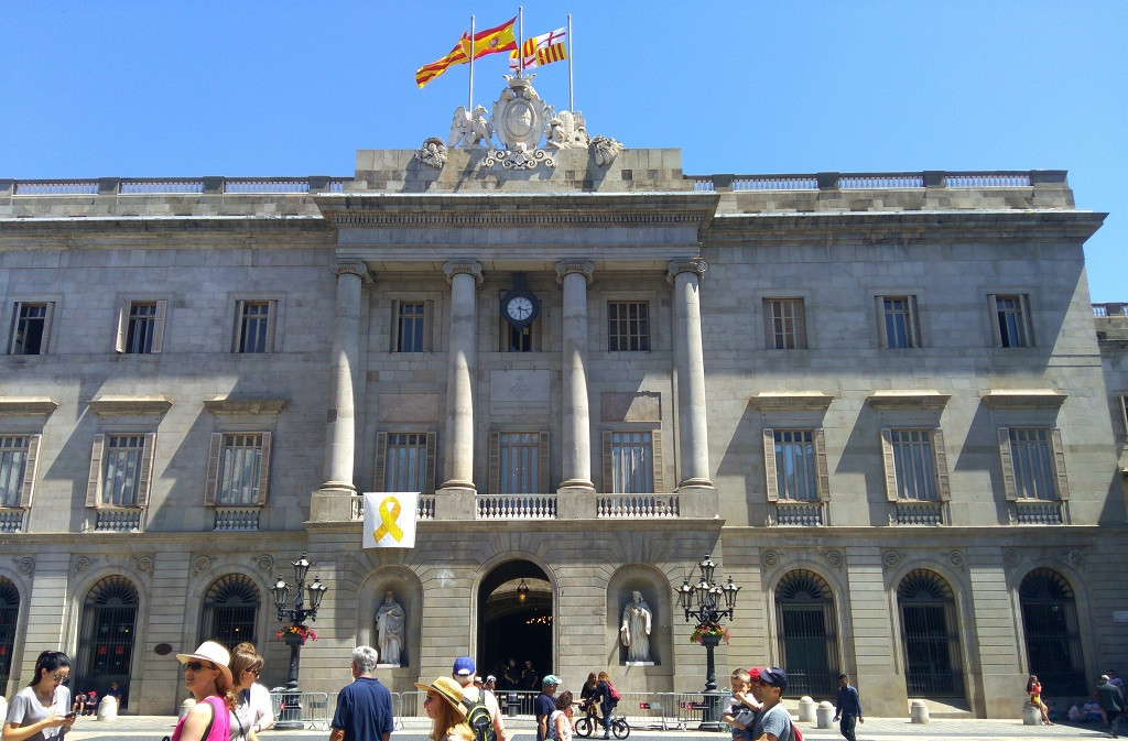 El Ayuntamiento de Barcelona vuelve a colocar el lazo amarillo en la fachada