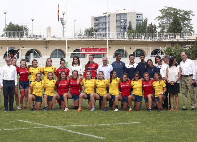 Posandoconlasjugadorasderugby