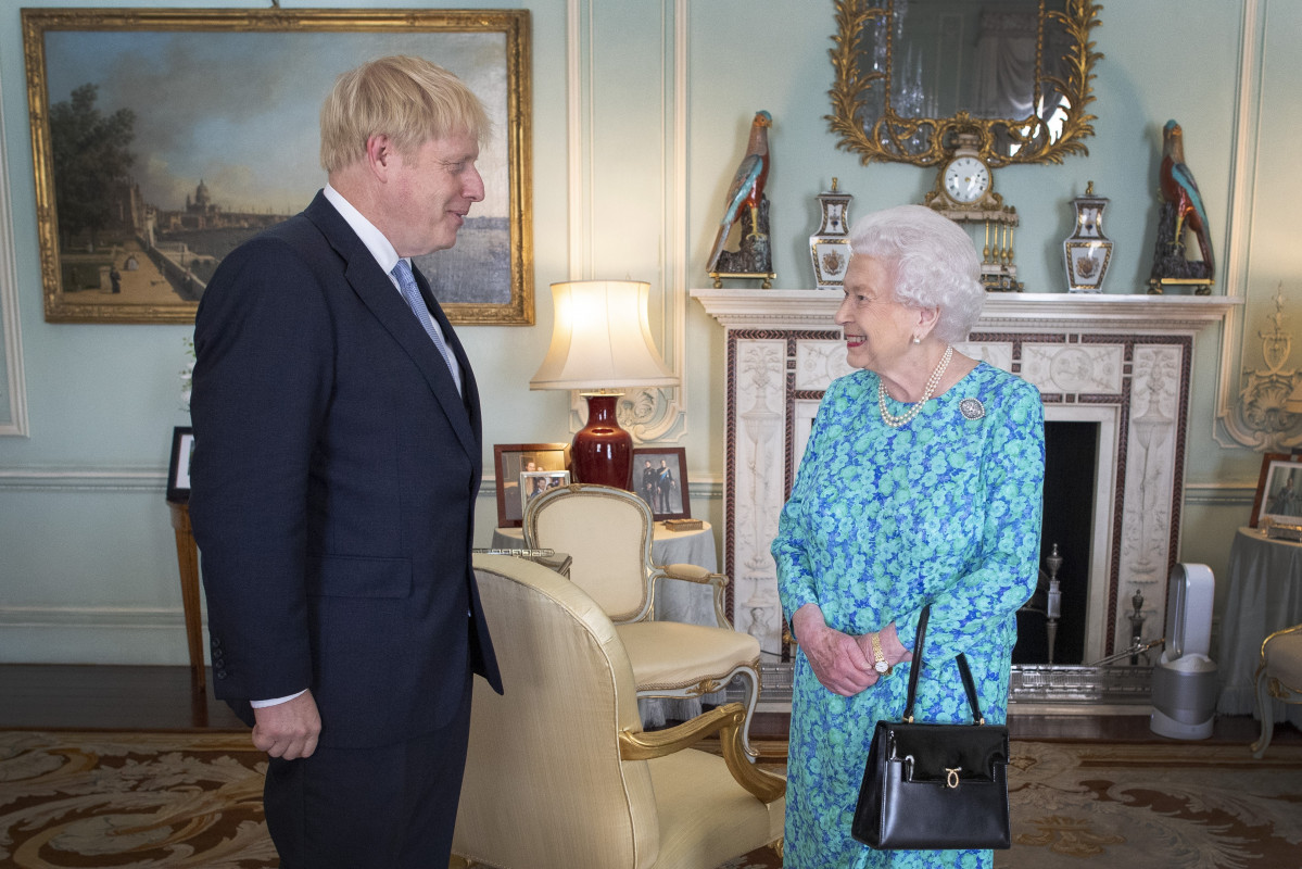 Boris Johnson con Isabel II