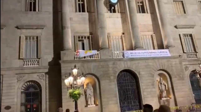 EuropaPress 2397841 Retirada de la pancarta con un lazo amarillo en el Ayuntamiento de Barcelona