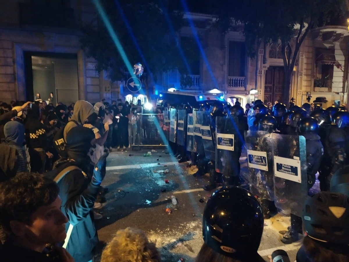 Manifestantes provocan disturbios en la zona de la Delegación del Gobierno en Barcelona