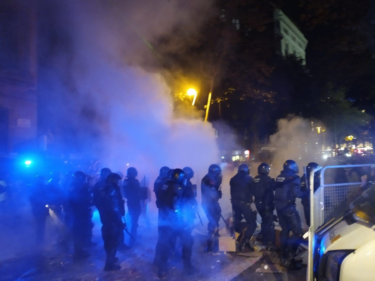 Hoguera frente a los mossos delegaciu00f3n