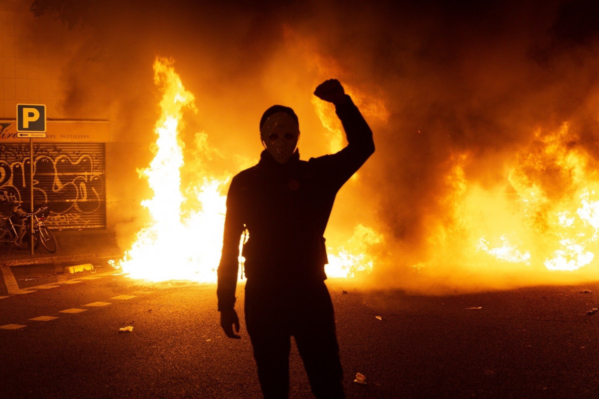 Hoguera en Barcelona durante la segunda noche protesta de los CDR contra la sentencia del 1 O