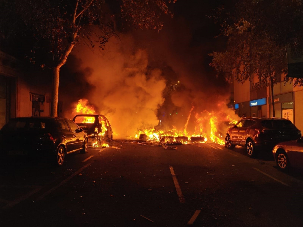 Ncendian varios coches en el centro de Barcelona en una nueva noche de graves altercados