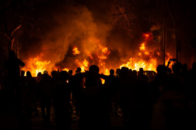 ManifestantesantelashoguerasenlasegundanochedeprotestaenBarcelona