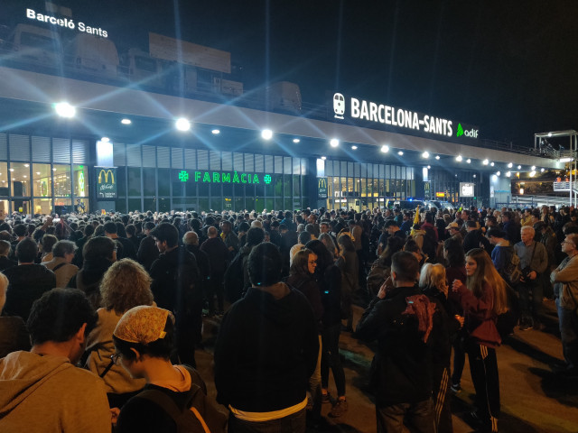 CentenaresdemanifestantesdelosCDRbloqueanlosaccesosalaestacindeSantsdeBarcelona