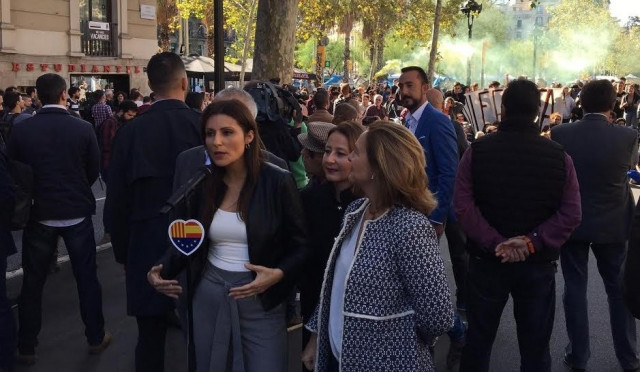 Roldn Carrizosa Sierra y Mejas Cs en la plaza Universitat de Barcelona