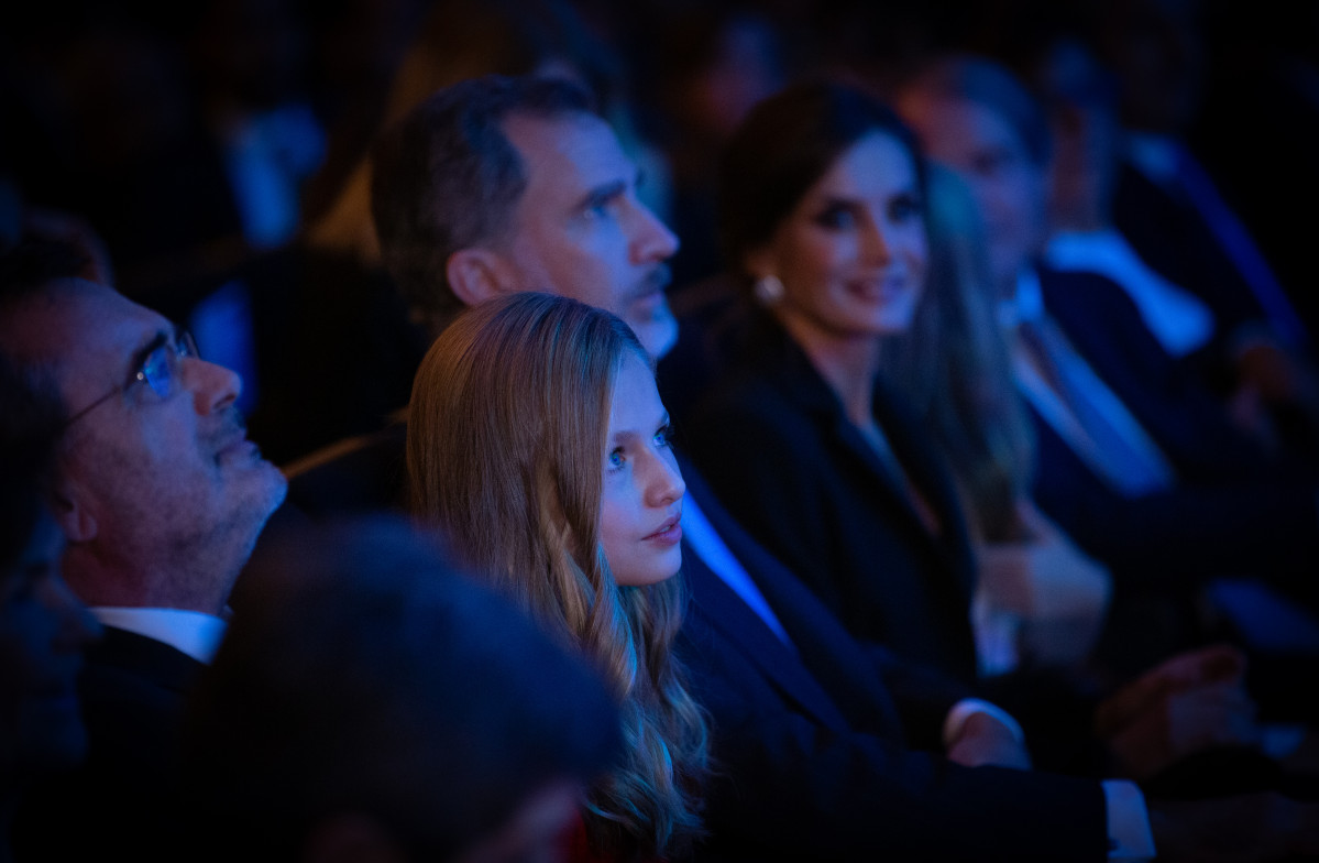 La Princesa Leonor, el Rey Felipe y la Reina Letizia durante los Premios de la FPdGi en Barcelona