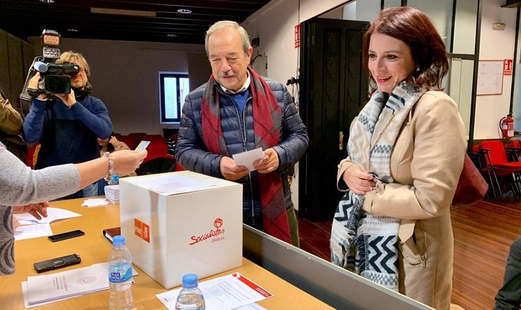 Adriana Lastra junto a Wenceslao López durante la consulta a la militancia socialista