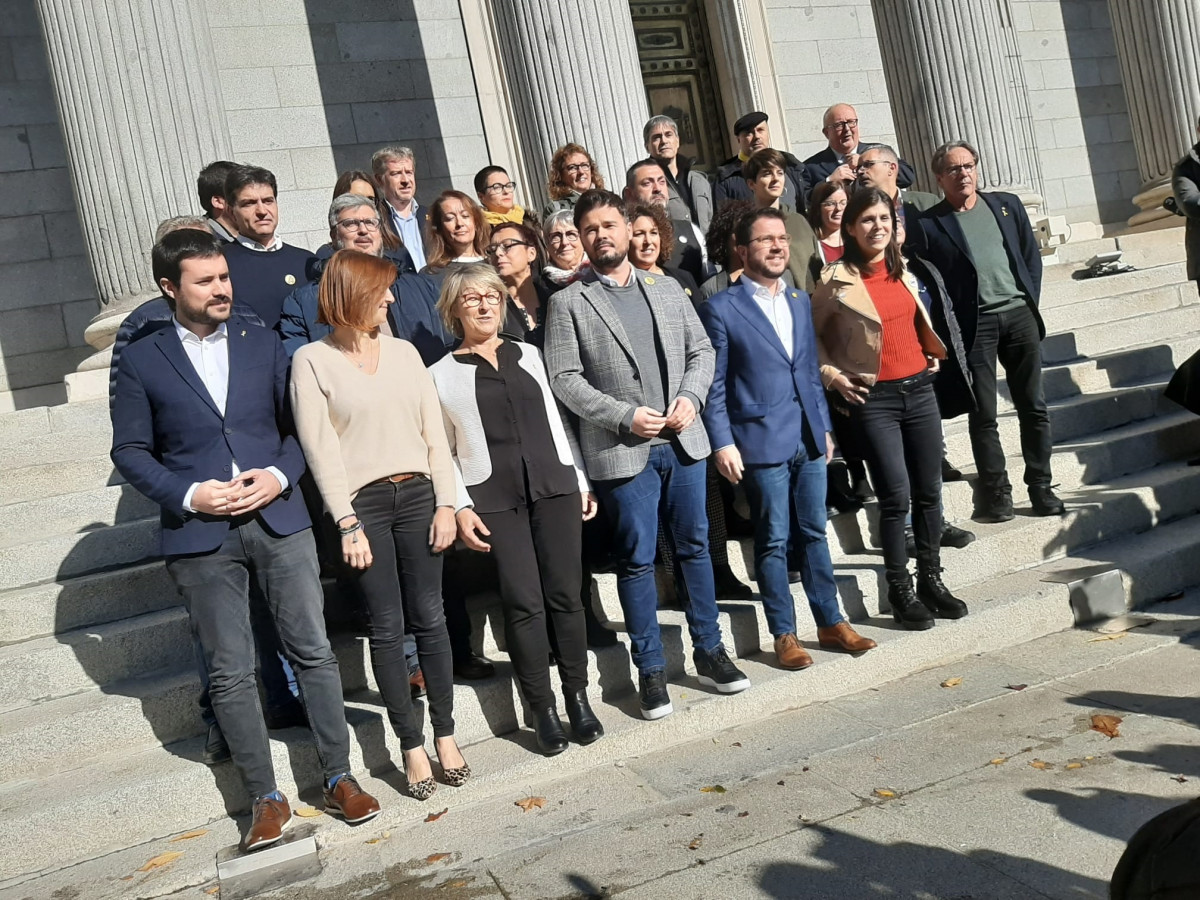 La cúpula de ERC con sus diputados y senadores ante la Puerta de los Leones del Congreso