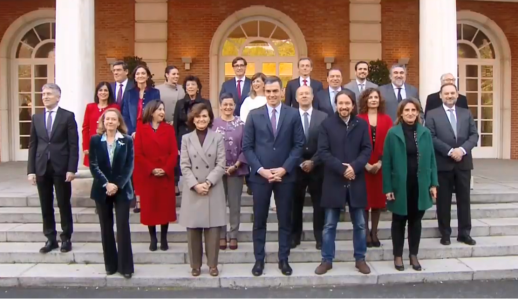 El nuevo Gobierno posa frente a La Moncloa 14 01 20